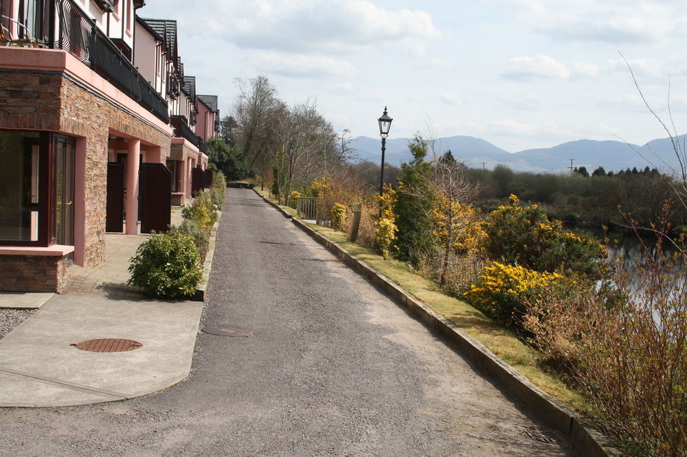 2 Mile Lodge Kenmare Exterior photo