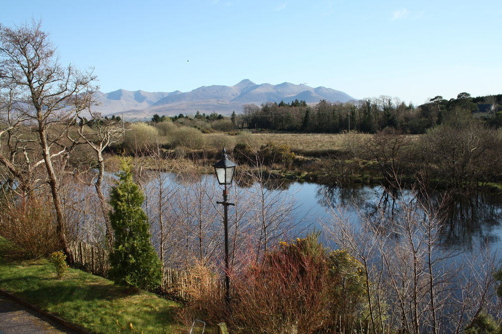 2 Mile Lodge Kenmare Exterior photo