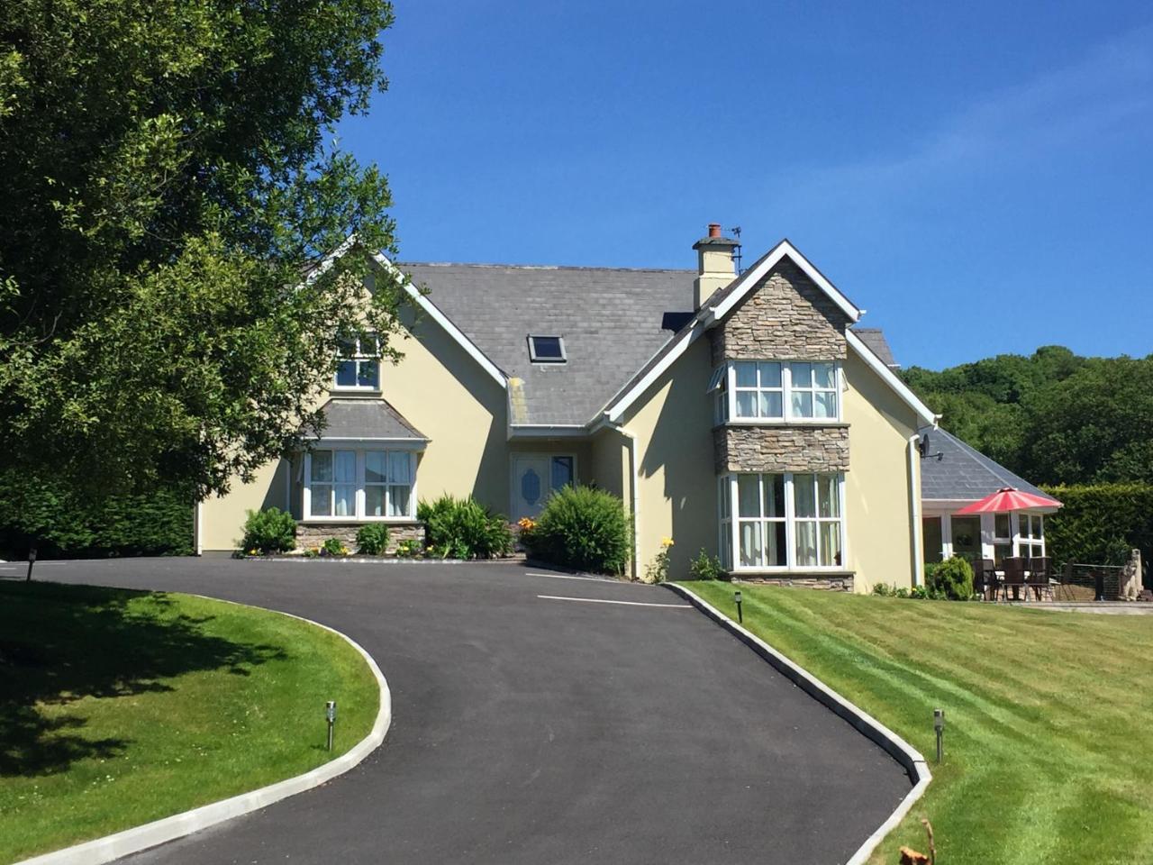 2 Mile Lodge Kenmare Exterior photo